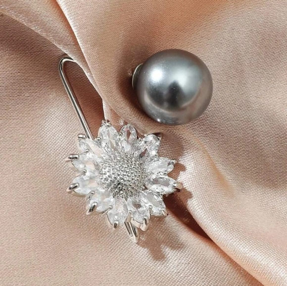 Flower Rhinestone Brooch - Picture 2 of 3